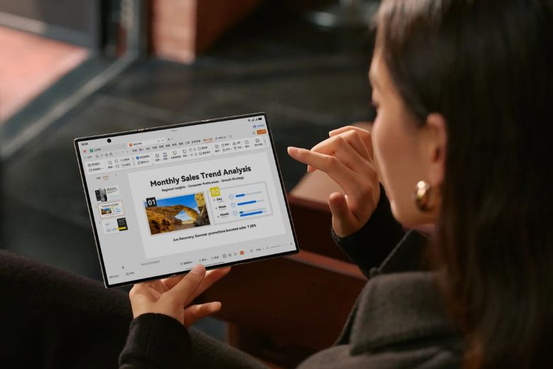 Huawei Mate XTs tri fold screen